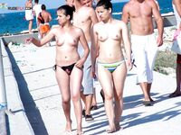 Esce dal mare turchese verso una spiaggia nudista assolata