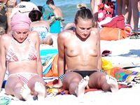 Esce dal mare turchese verso una spiaggia nudista assolata