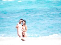 Selfie al sole: due naturisti nell'acqua turchese bassa