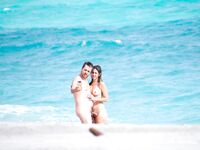 Selfie al sole: due naturisti nell'acqua turchese bassa