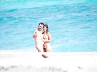 Selfie al sole: due naturisti nell'acqua turchese bassa