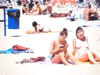 Selfie al sole: due naturisti nell'acqua turchese bassa