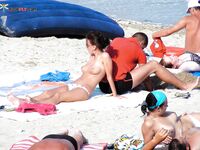 Po pás v klidné mělké vodě na topless pláži