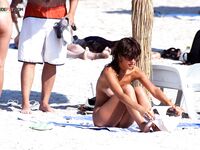 Pelo mojado y aletas tras un chapuzón al borde de una playa nudista soleada