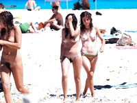 Dalle acque turchesi: una nuda, una topless in fondo a righe
