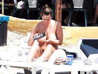 An einem sonnigen sandigen Strandabschnitt oben ohne