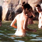 Descanso topless no cais de betão com ondas a rolar