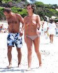 Um Momento Movimentado numa Praia Topless à Beira-Mar