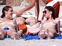 Przy otwartym morzu z papierosem na plaży nudystów
