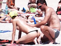 Przy otwartym morzu z papierosem na plaży nudystów