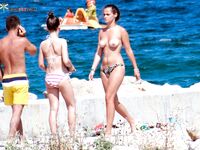 Woda schnie na skórze po słonecznym kąpielu na nagiej plaży
