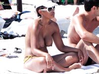 Jet-ski amarré derrière deux promeneuses topless en lunettes noires