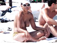 Jet-ski amarré derrière deux promeneuses topless en lunettes noires