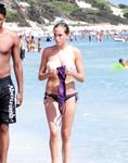 Jet-ski amarré derrière deux promeneuses topless en lunettes noires