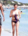 Jet-ski amarré derrière deux promeneuses topless en lunettes noires