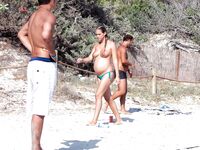 Jet-ski amarré derrière deux promeneuses topless en lunettes noires
