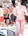 Exploring the rocky coastline in a state of total freedom and nudity. 2