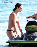Exploring the rocky coastline in a state of total freedom and nudity. 2