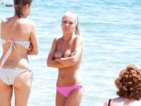 Pruhovaná bandeau a růžové spodní díly u klidné vody