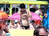 В фиолетовых плавках в оживлённый полдень на пляже топлес