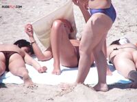 Czerwona gumka do włosów na plaży nudystów