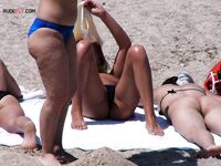 Czerwona gumka do włosów na plaży nudystów