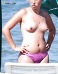 Slip floreali e fascia intrecciata per un passeggio topless tranquillo