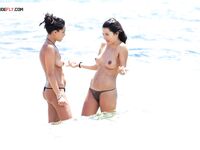 Slip floreali e fascia intrecciata per un passeggio topless tranquillo