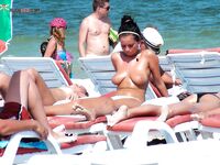 Esce topless dall'acqua bassa con slip turchese