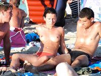 Blond en ongedwongen tegen een gele strandligstoel