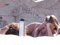 Odpočinek mezi zvětralými balvany v odlehlé nudistické zátoce