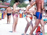 De retour dans les eaux turquoise avec une pagaie en bois après la baignade