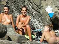 Lesklá kůže u oprýskaného kamene ve skalnaté zátoce