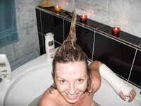 Оглядывается с улыбкой на скалистом берегу