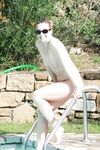 屋外プールのはしご、濡れた肌がきらめく