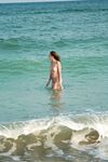 De la vague turquoise vers le sable de la plage naturiste
