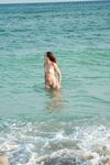 De la vague turquoise vers le sable de la plage naturiste