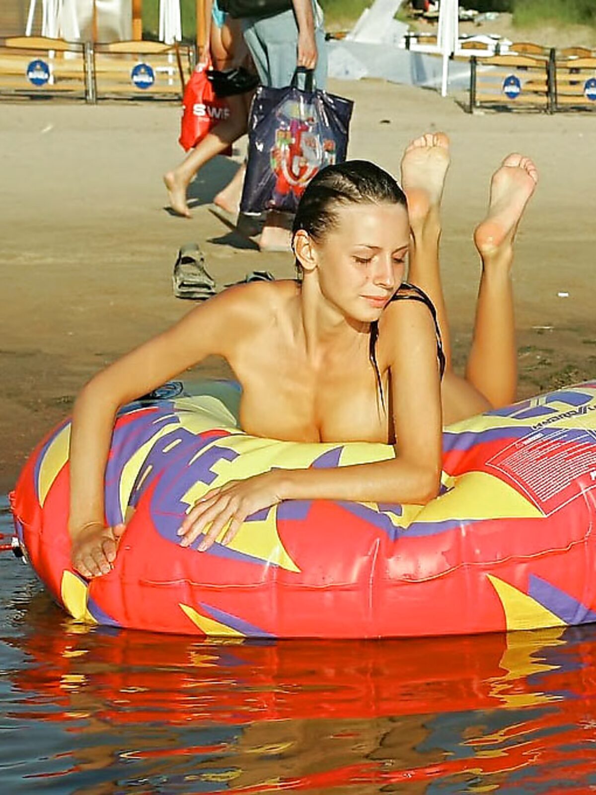 Obličejem dolů na barevném kruhu u topless pláže album preview