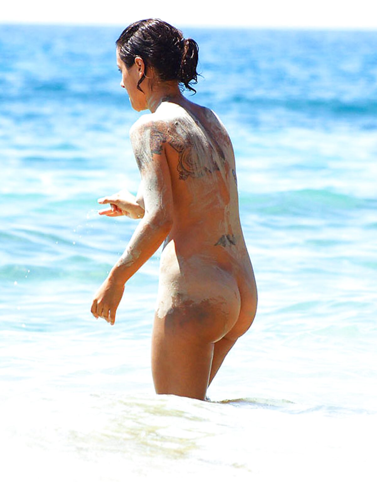Fraîchement sortie des vagues, tatouages et sable collé à la peau sur le rivage album preview