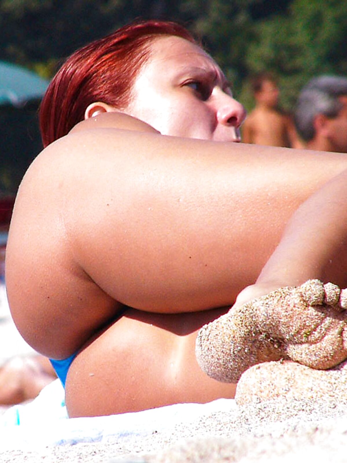 Cheveux roux et bas bleus sur une plage topless album preview