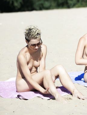 More holiday pictures from a nude plage.!