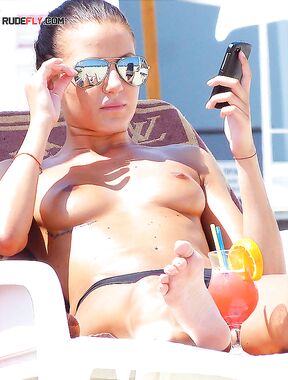 Oben ohne am Pool mit Handy und Pilotenbrille